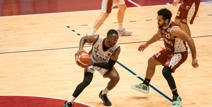 L'HDL Nardò rompe il ghiaccio, batte la Livorno di un indomabile Banks. Primi due punti per i colori granata, Stewart jr. e Woodson decisivi