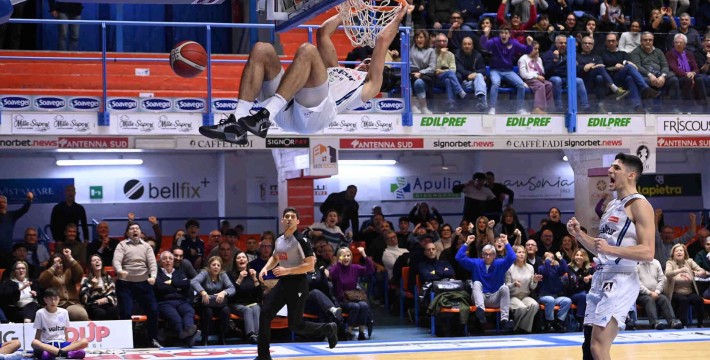 Fortitudo Bologna-Brindisi il posticipo domenicale in diretta RaiSport, ex di turno il centro Mark Ogden lo scorso anno protagonista in maglia Effe